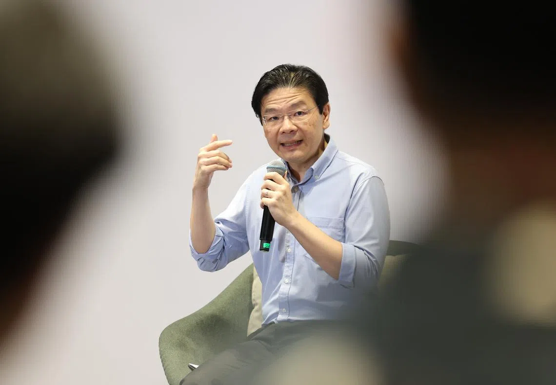 黄循财日前与本地900名学生对话，期间回应了一些犀利提问。（联合早报）