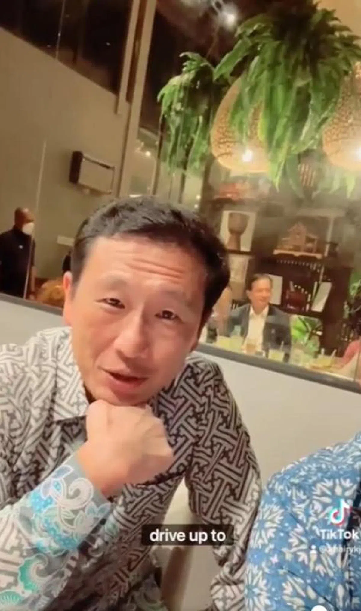 王乙康向马国人喊话，希望他们到新加坡品尝狮城美食。（凯里推特）