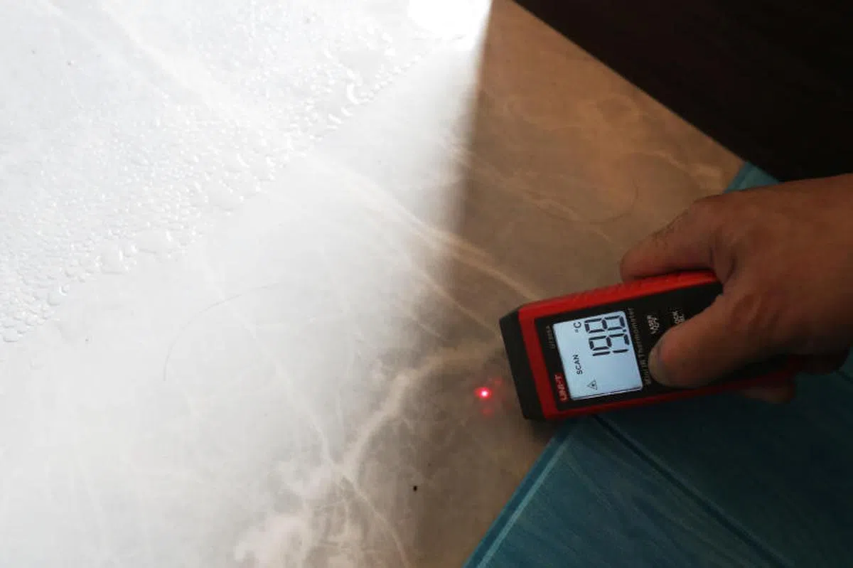  温度计显示地板温度为19.8摄氏度。（联合晚报） 