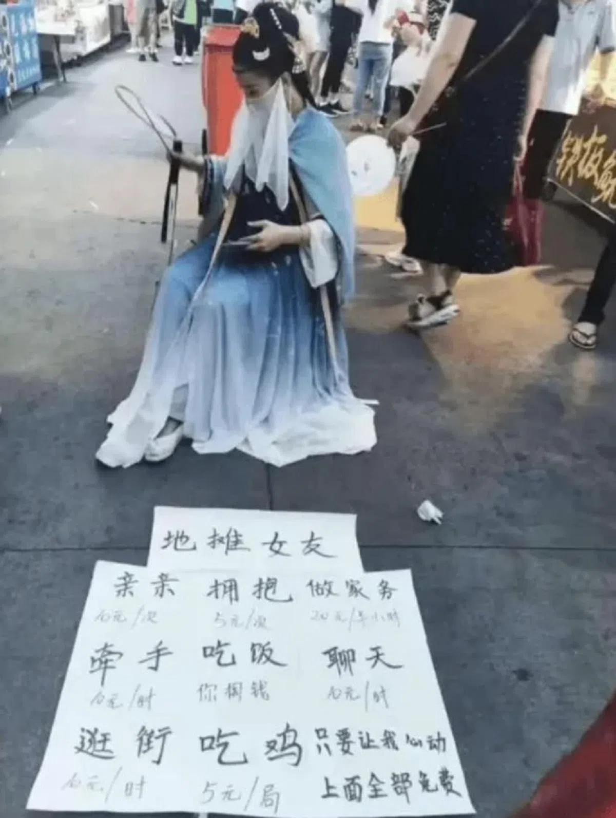 一些地摊女友为了博眼球，还穿上汉服。（小红书）