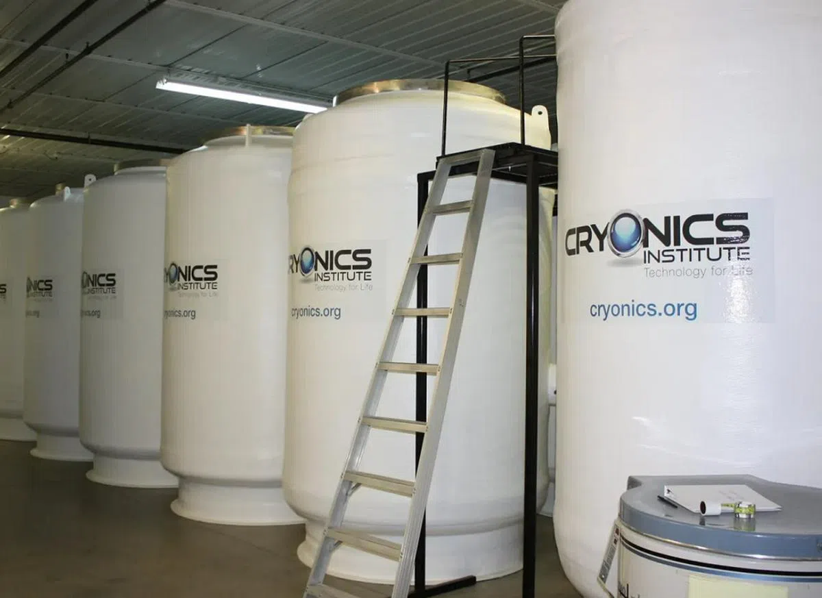在这些液氮容器中，悬浮着一具具等待复活苏醒的遗体。（Cryonics Institute）