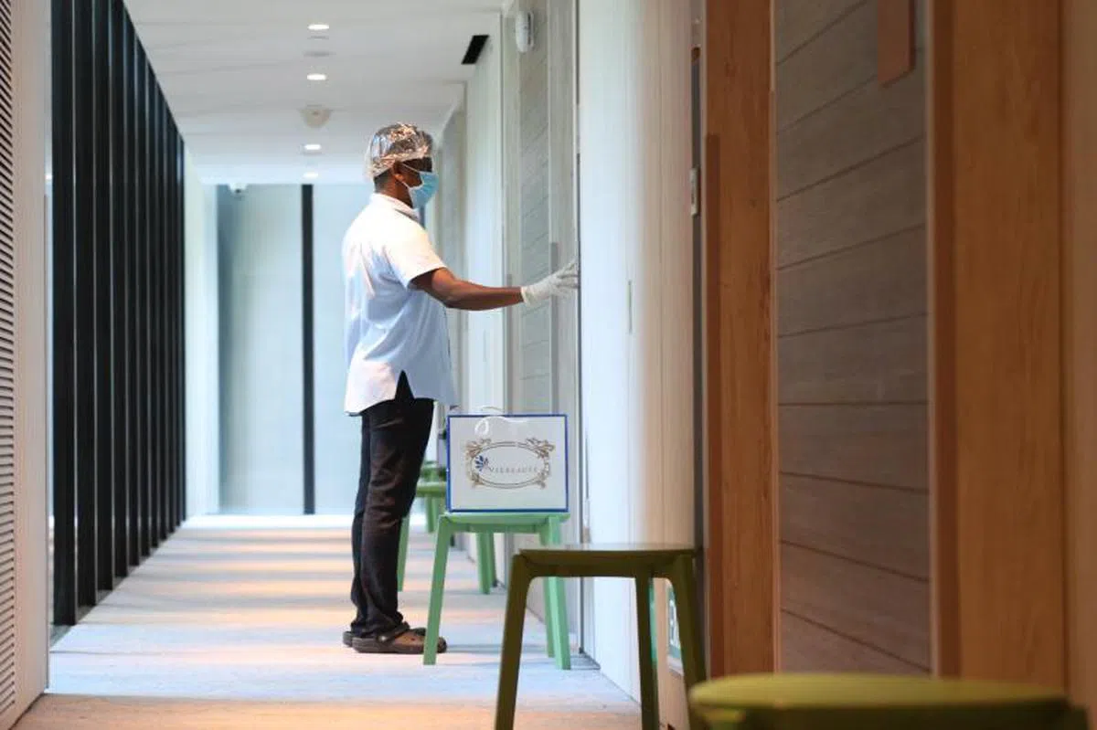  如今从海外返回新加坡的所有人士都必须在当局指定的酒店隔离14天。（联合早报） 