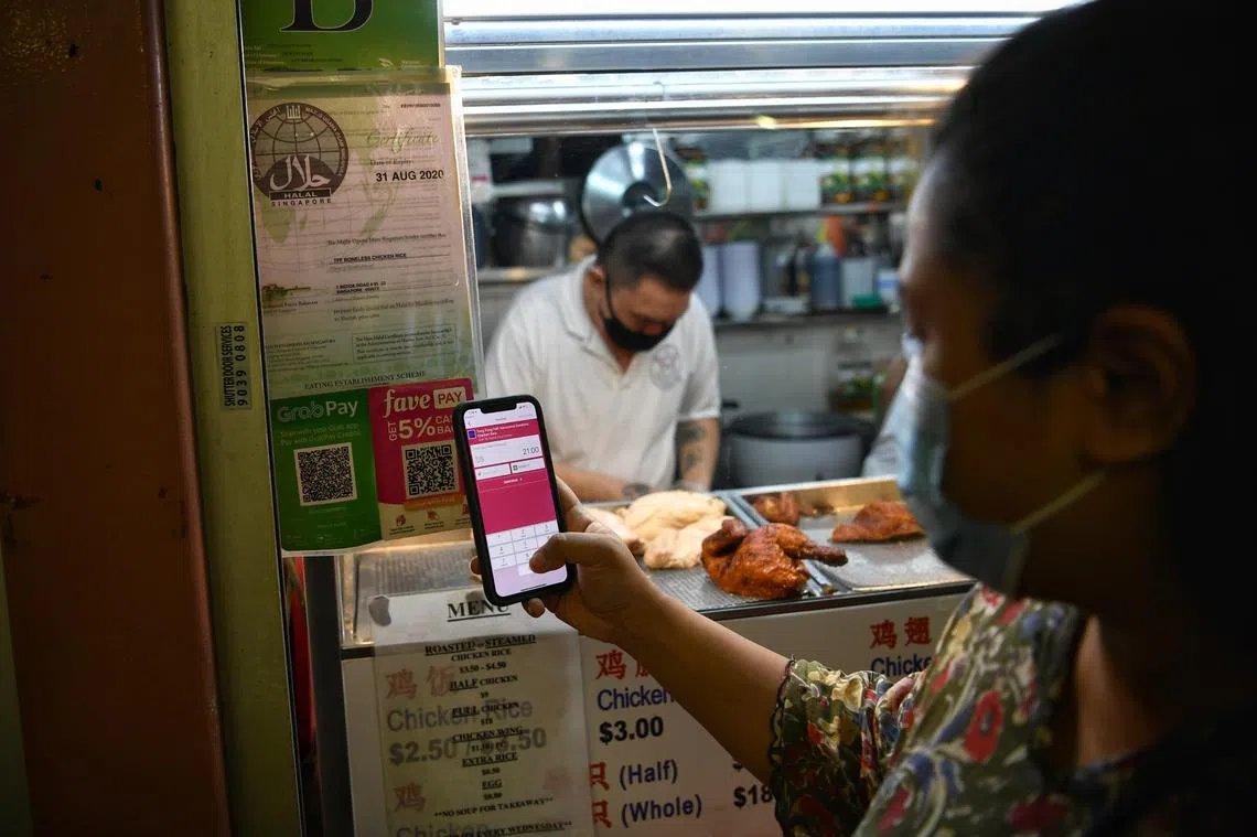 电子支付系统在本地日渐普及。（海峡时报）