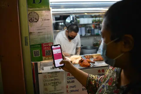电子支付系统在本地日渐普及。（海峡时报）
