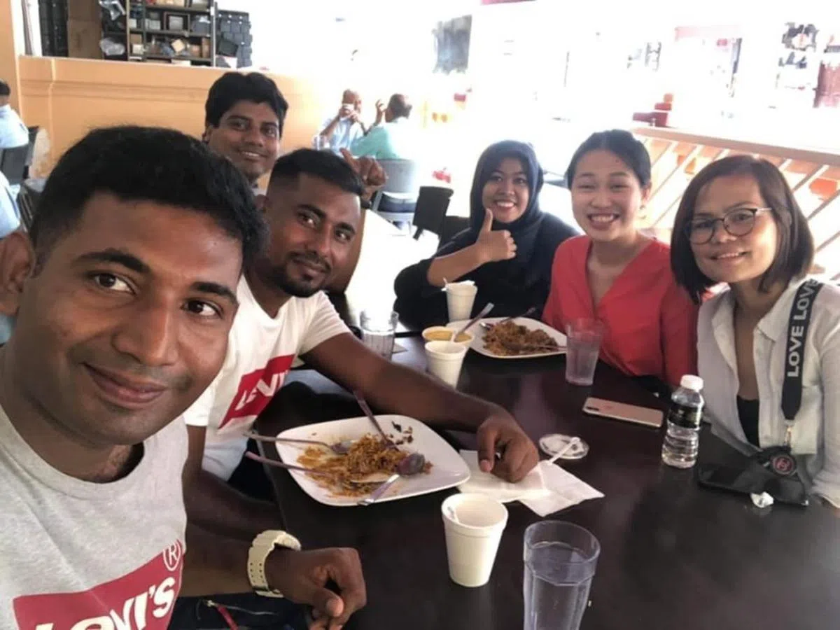  Billal （右四）和他在面簿群组“Singapore Migrant Friends”（新加坡移民友）认识的朋友的合照。（照片由Billal提供给rice media） 