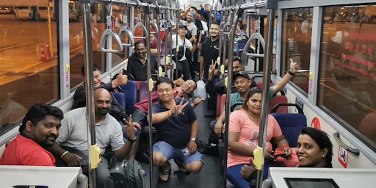  成功入境新加坡的SMRT马国职员。（SMRT） 