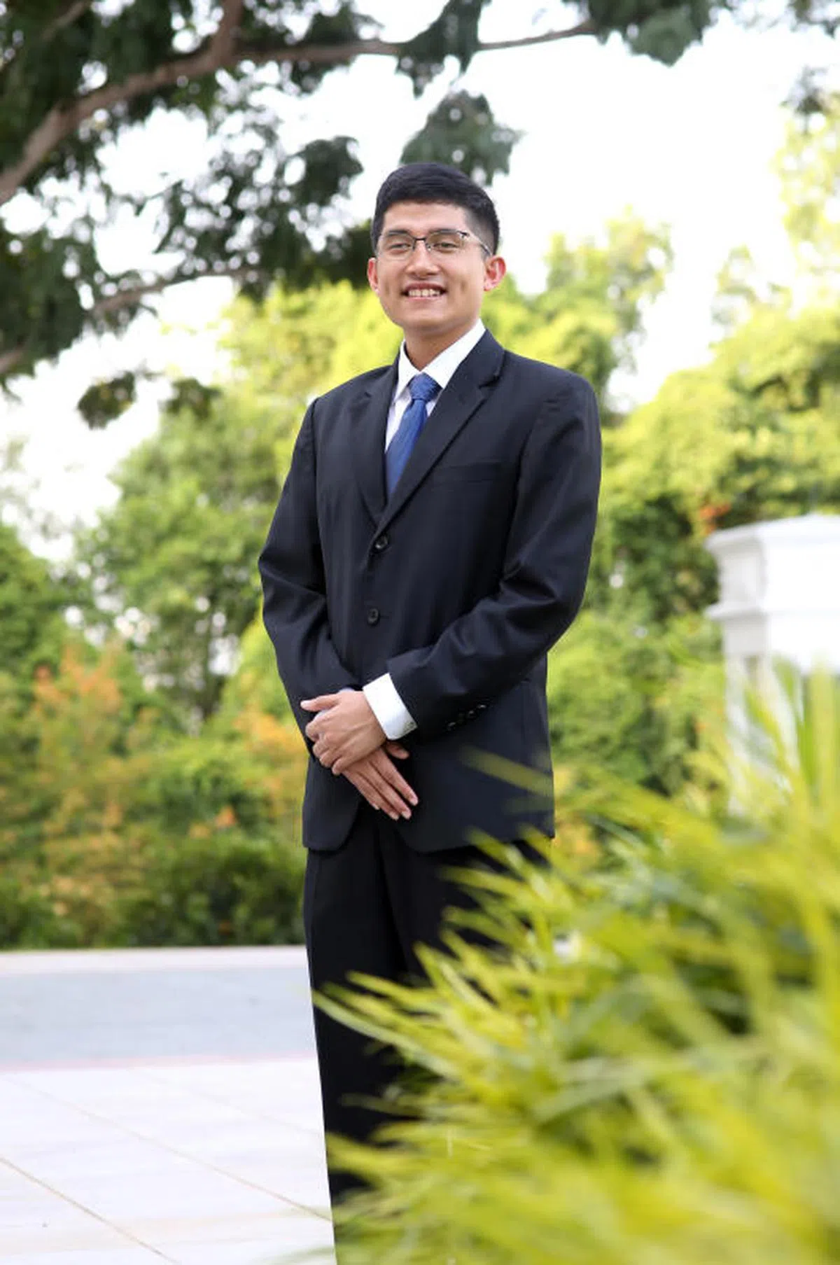  毕业自莱佛士书院的莫哈默扎法尔今年获颁总统奖学金，成为总统奖学金1966年设立以来的第三名马来族奖学金得主。他将前往美国斯坦福大学修读博雅教育课程。（联合早报） 
