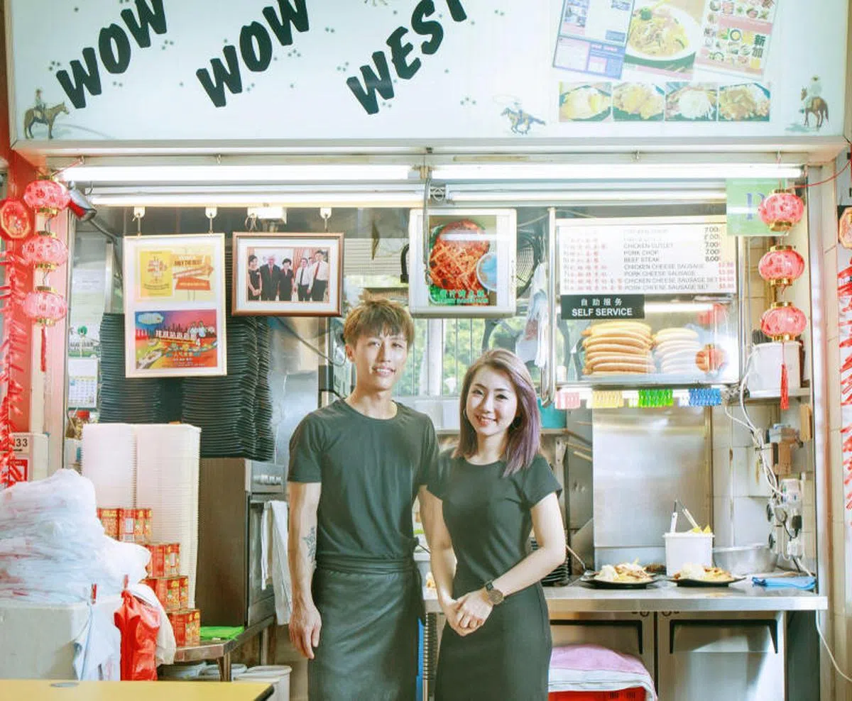  俊男美女夫妻档一起经营的西餐摊位，点餐时也可以顺便养养眼。（新明日报） 