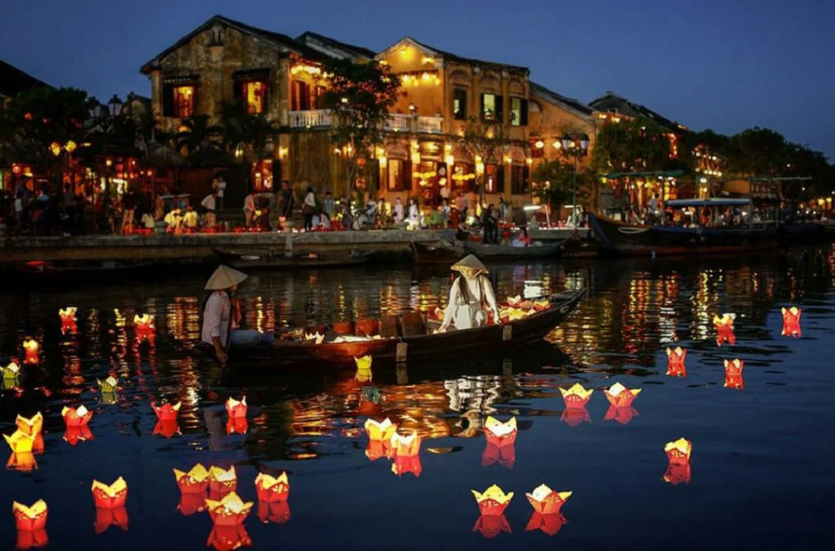 游船河，放水灯，赏夜景。（互联网）