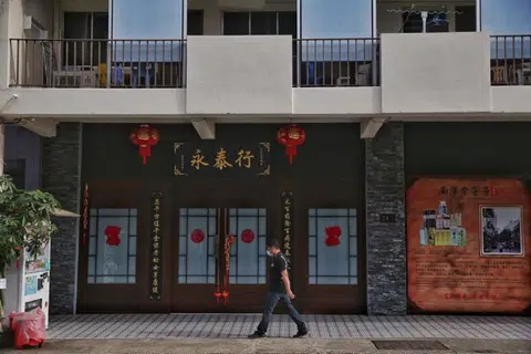 位于惹兰勿刹卡文路（Cavan Road）24号中药行永泰行（Yong Thai Hang）是本地感染病例共同去过的地方。（海峡时报）