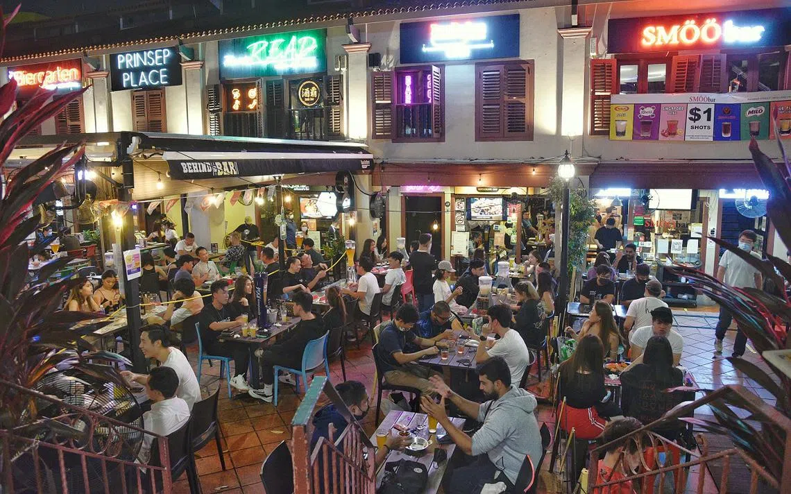 从3月29日起，食肆可在晚上10点半后恢复售卖酒品。（海峡时报）