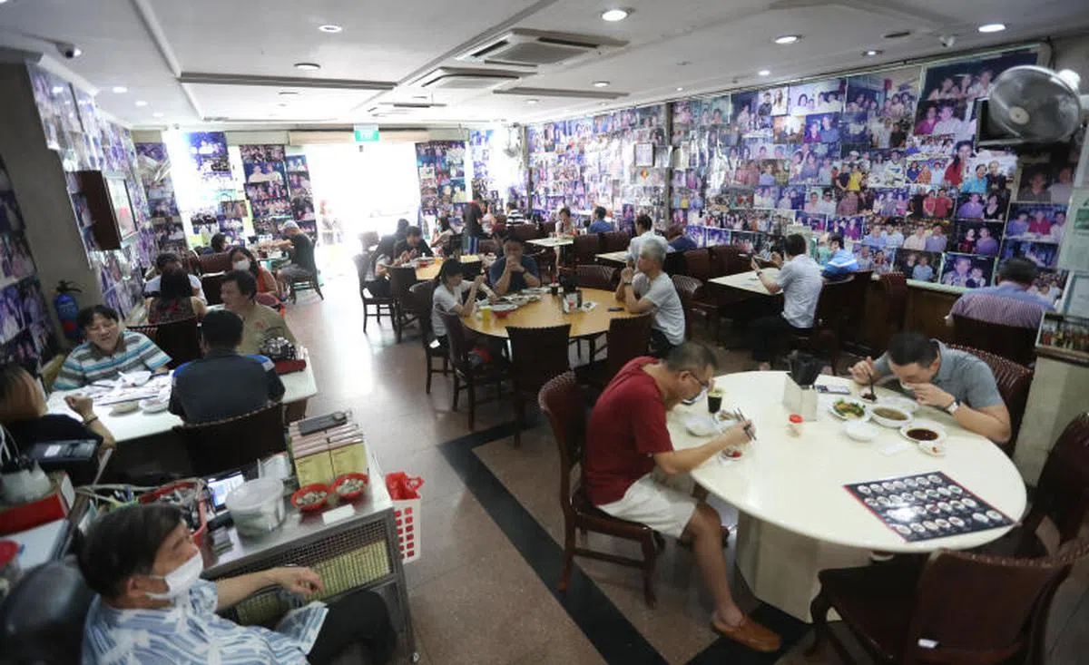  位于马里士他路的发起人肉骨茶店，店内贴着许多明星的照片。（联合晚报） 