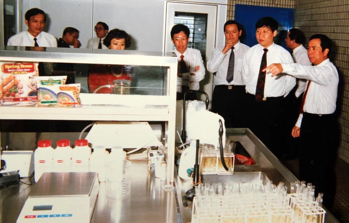  1993年4月，时任福州市委书记的习近平（前排右二）到新加坡考察时，参观了第一家食品厂，该公司执行董事长魏成辉（右一）向他介绍工厂情况。（联合早报） 