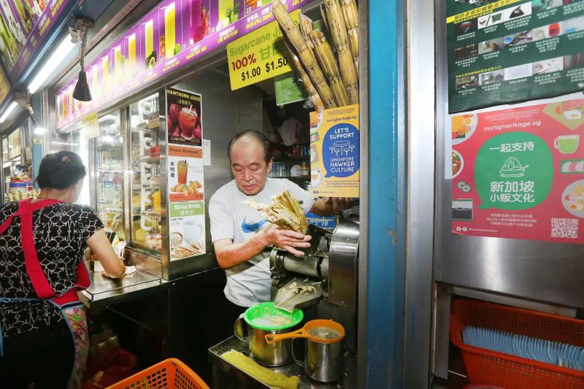 在小贩中心不叫“uncle auntie”，感觉就少了一点味道。（联合早报）