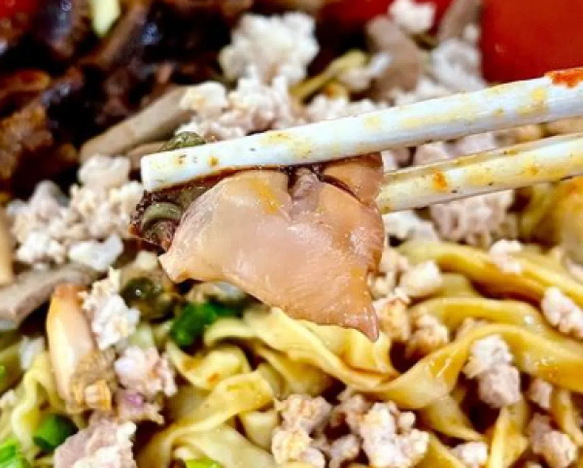  看到了吗？肉脞面里真的有鲜美饱满的血蚶！ 