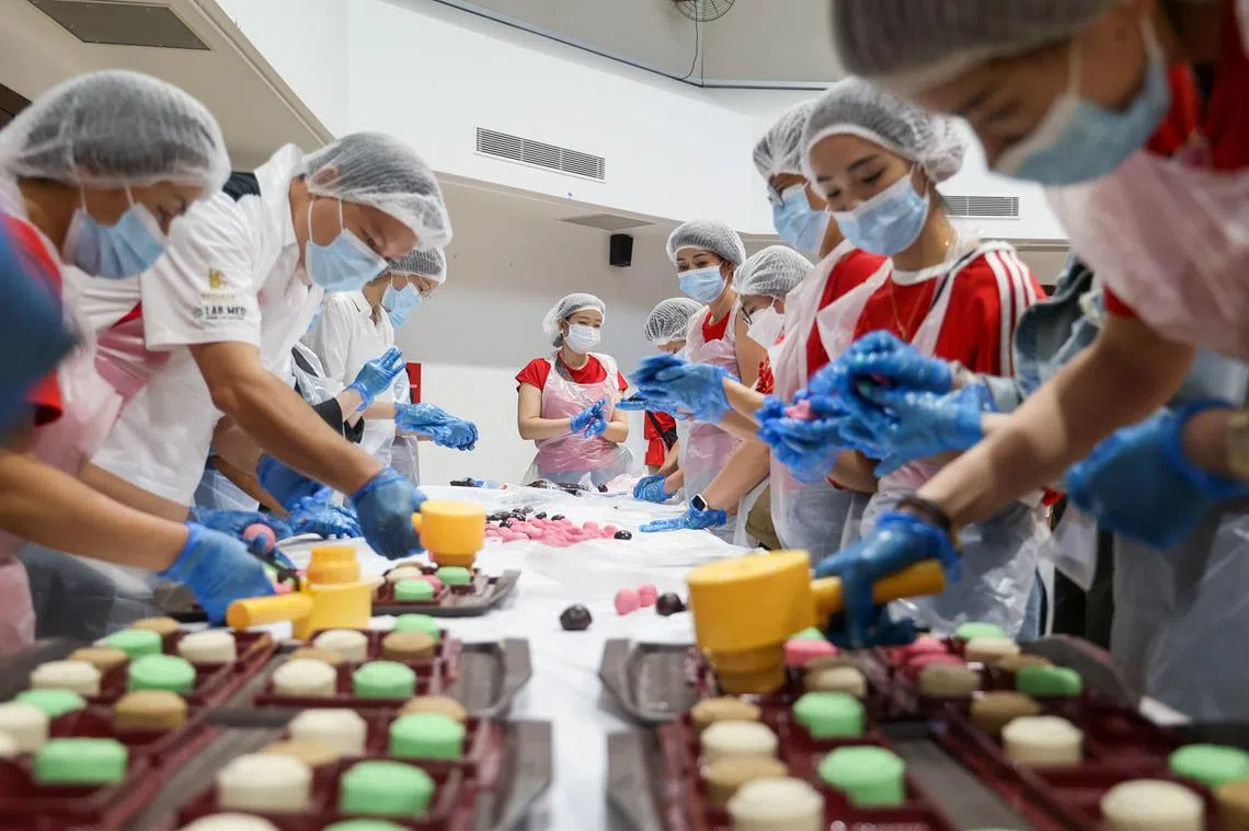 2023年9月，麦波申民众俱乐部举行冰皮月饼制作活动，共300名义工参与。（联合早报）
