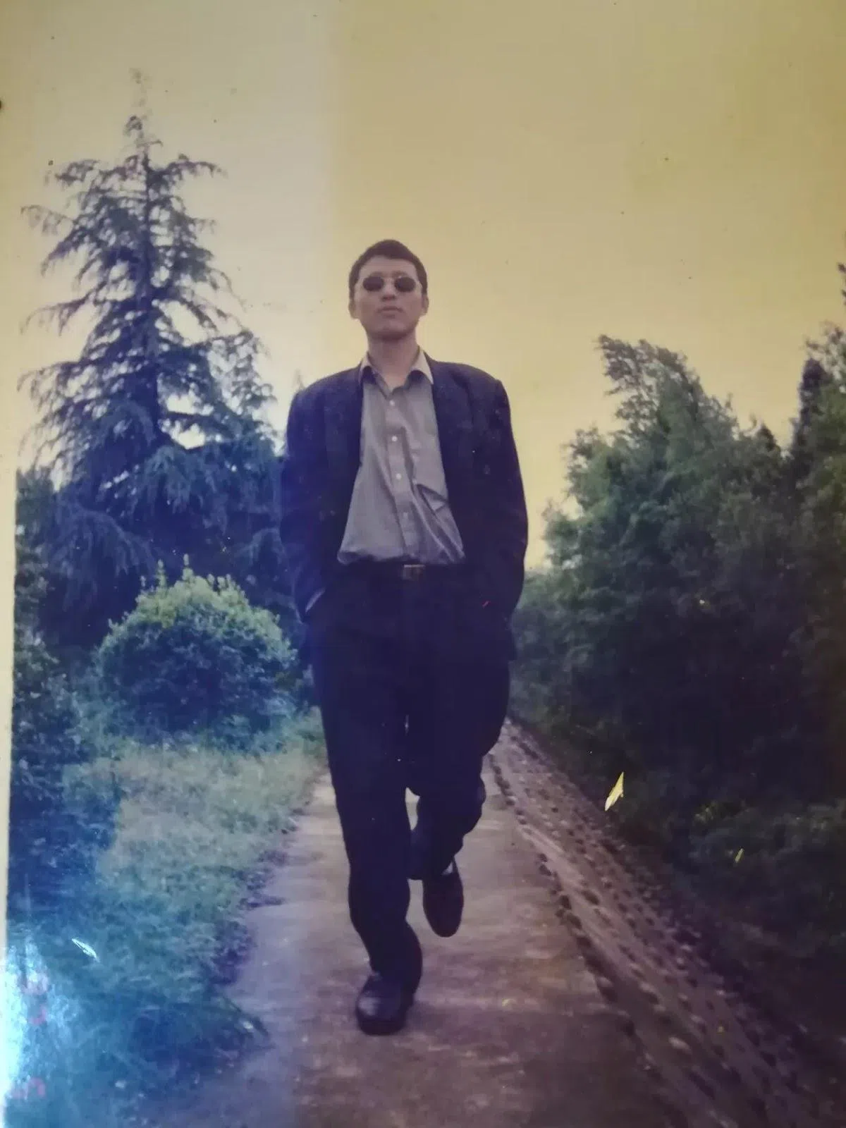  这种酷酷的pose男女通吃，很受男生欢迎。（互联网） 