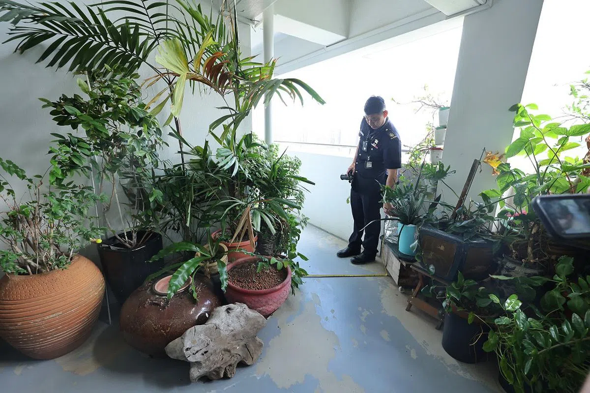 民防部队人员测量走廊，确保有至少1.2米宽的逃生通道。（联合早报）