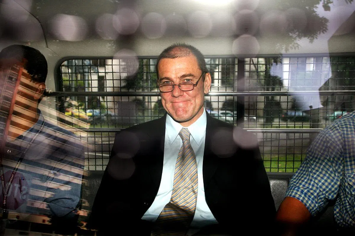  豪杰大厦双尸案被告迈克尔·麦克雷（Michael McCrea）出庭面控时西装笔挺，脸上还显露笑容。（联合早报）  