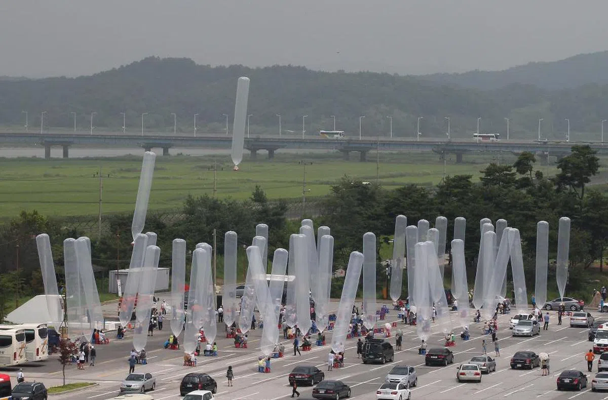 韩国民间活动组织从韩朝边境发送夹带反朝鲜政权传单等物件的气球到朝鲜。（互联网）