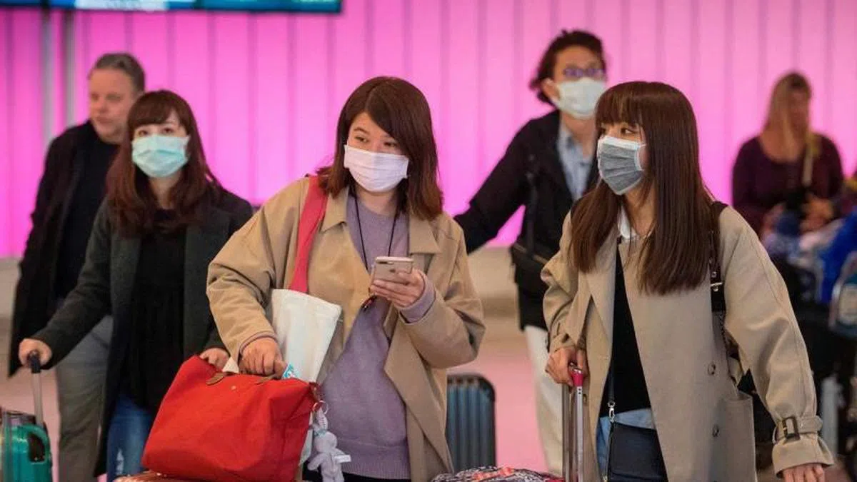  在美国洛杉矶下机的乘客佩戴着口罩。（互联网） 