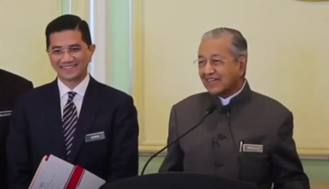 马国惊传疑似部长的性爱视频，马哈迪（右）表示不知情。（视频截图）