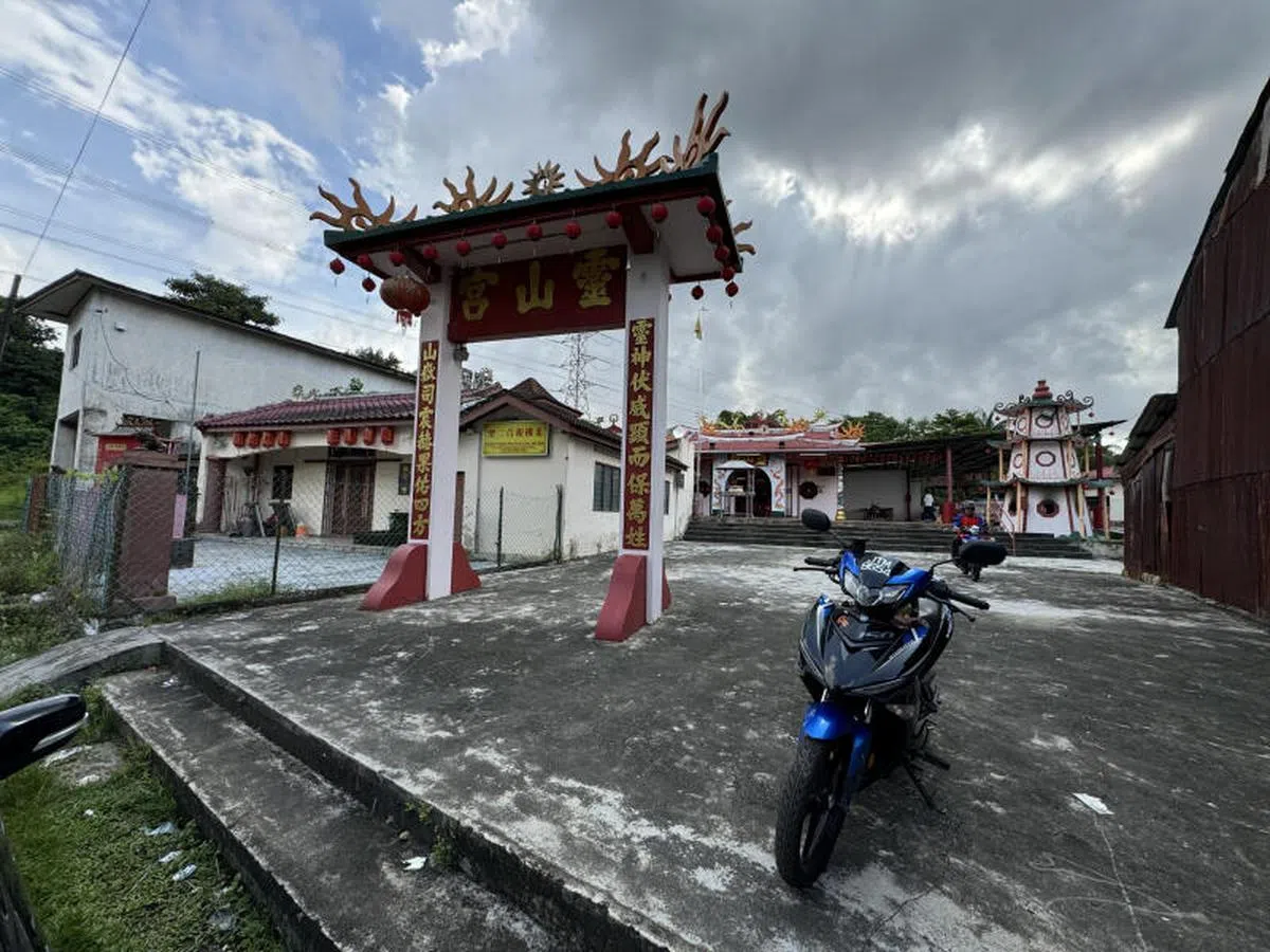 新山的陈厝港（Kangkar Tebrau）和新加坡有着血脉相连的关系，开辟这个地方的港主陈开顺原本在今天的兀兰关卡附近也开辟了陈厝港。如今新山陈厝港还在，延续着180年前的香火。（联合早报）