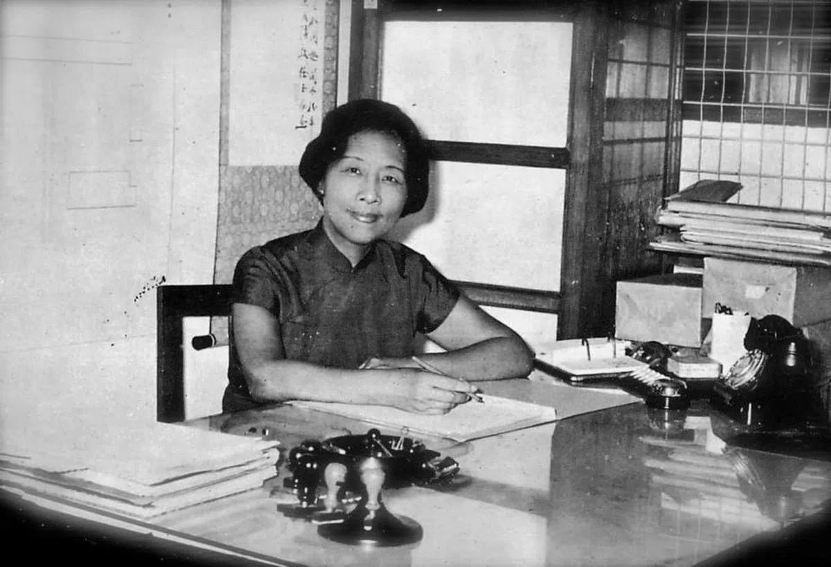  据学校文献，黄淑芬1961年在华义政府华文中学当主任，1964年任代校长，隔年受委正校长，1972年8月荣休，前后服务12年。（联合晚报） 