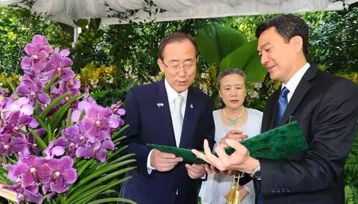  联合国秘书长潘基文（左一）夫妇与以他们名字命名的“潘基文柳淳泽万代兰”。（互联网） 