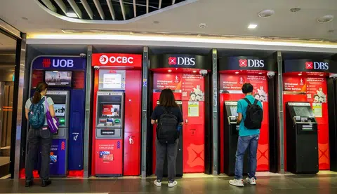 大华银行（UOB）、华侨银行（OCBC Bank）和星展银行（DBS）的自动提款机。（联合早报）