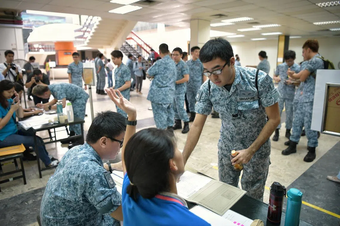 正规军人与国民服役人员在过去的周末陆续向樟宜空军基地、巴耶利峇空军基地和登加空军基地报到。（海峡时报）