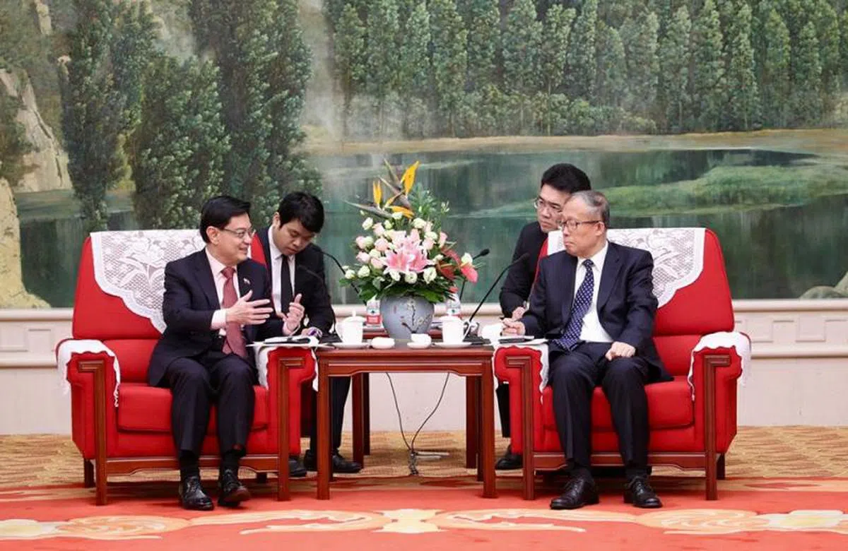  王瑞杰在天津迎宾馆与天津市委书记李鸿忠会面。（王瑞杰面簿） 