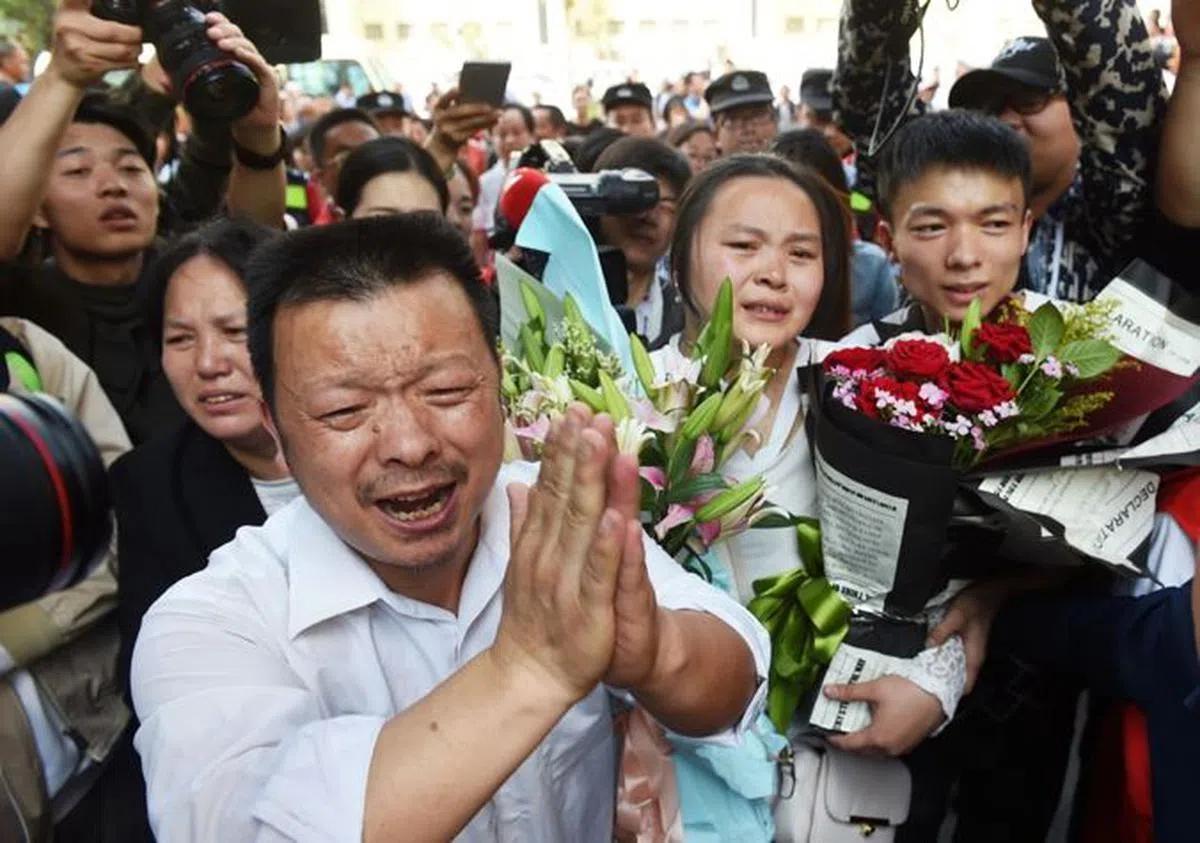  王明清与家人在相认现场感谢所有有心人士鼎力相助。（互联网） 