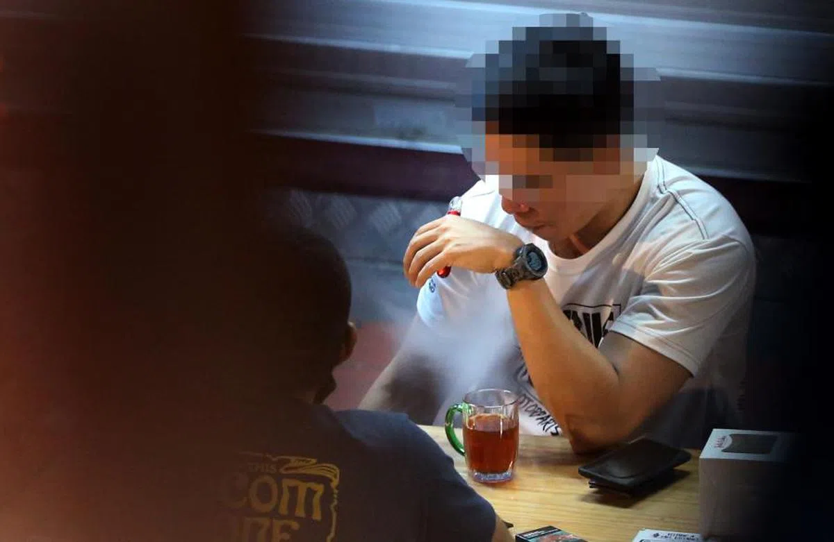 抽电子烟近年来逐渐兴起，成为不少年轻国人口中的“潮流圣品”。（海峡时报）