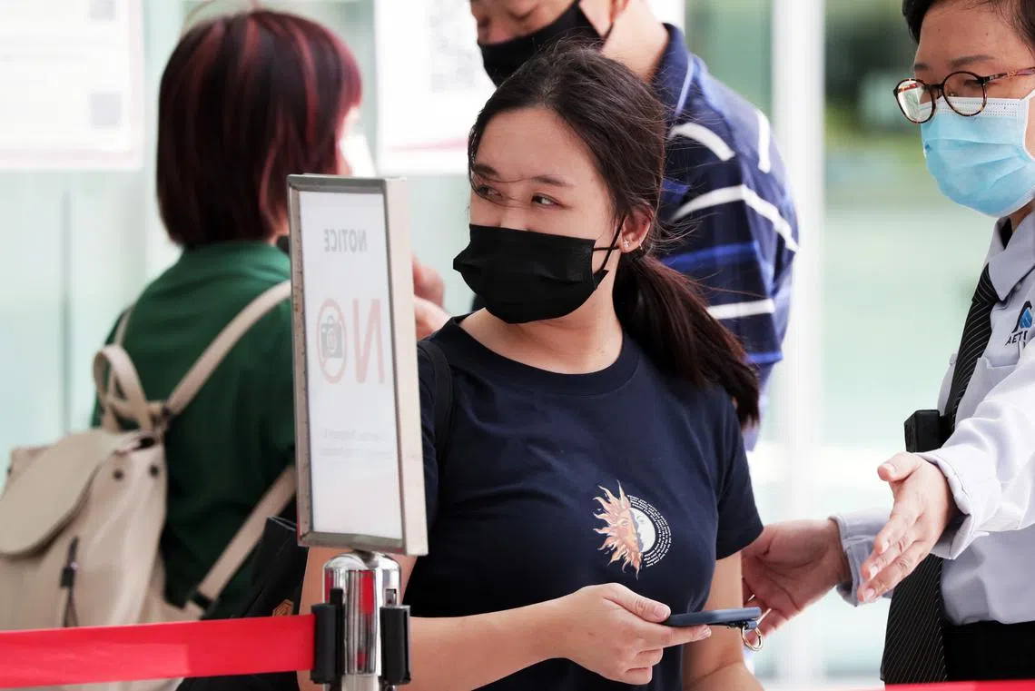 女留学生陈玲英（译音）违反居家通知令被控上庭。（海峡时报）