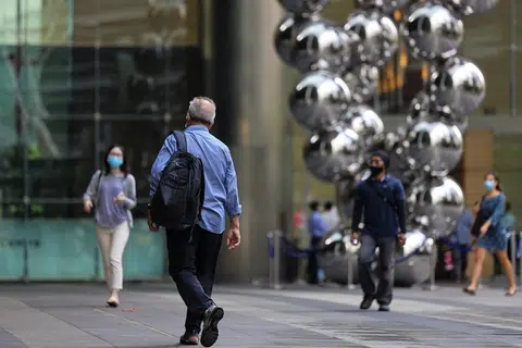 数据显示，去年有70.6%年龄介于55岁至64岁的国人受聘。（海峡时报）
