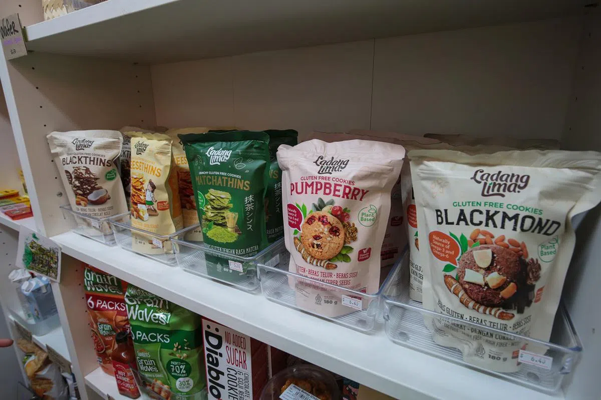 Global Village售卖来自不同国家的零食。（联合早报）