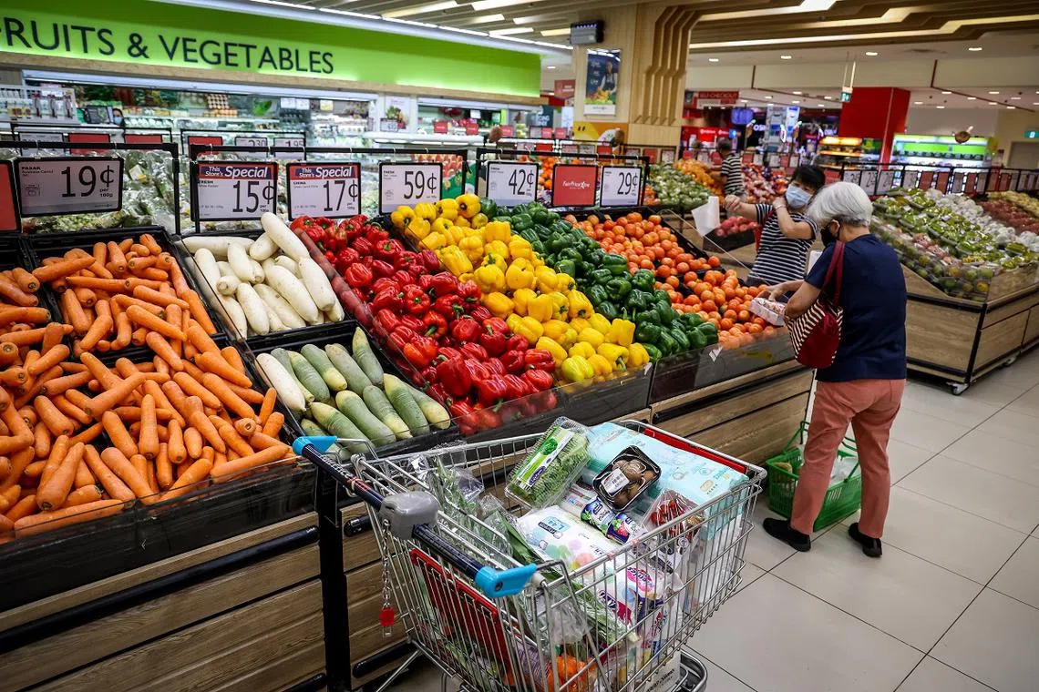 在新加坡，我们已经受到这场万物涨价风暴的冲击。汽油价上涨了好几个月，网购海运的商品延误了，也更贵了。超市里的各式商品，上个月售卖的中秋月饼也悄然起价。（联合晚报）