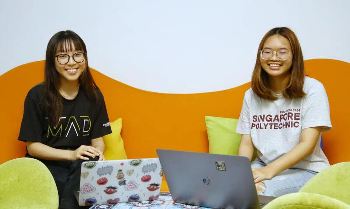  参与制作视频的是来自新加坡理工学院学生黄惠仪（左）和黄天恩与另两名同学。（联合早报） 
