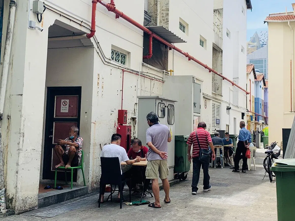 原本在牛车水广场的棋摊，在牛车水大厦暴发感染群后转移至丁加奴街巷口。（联合晚报）