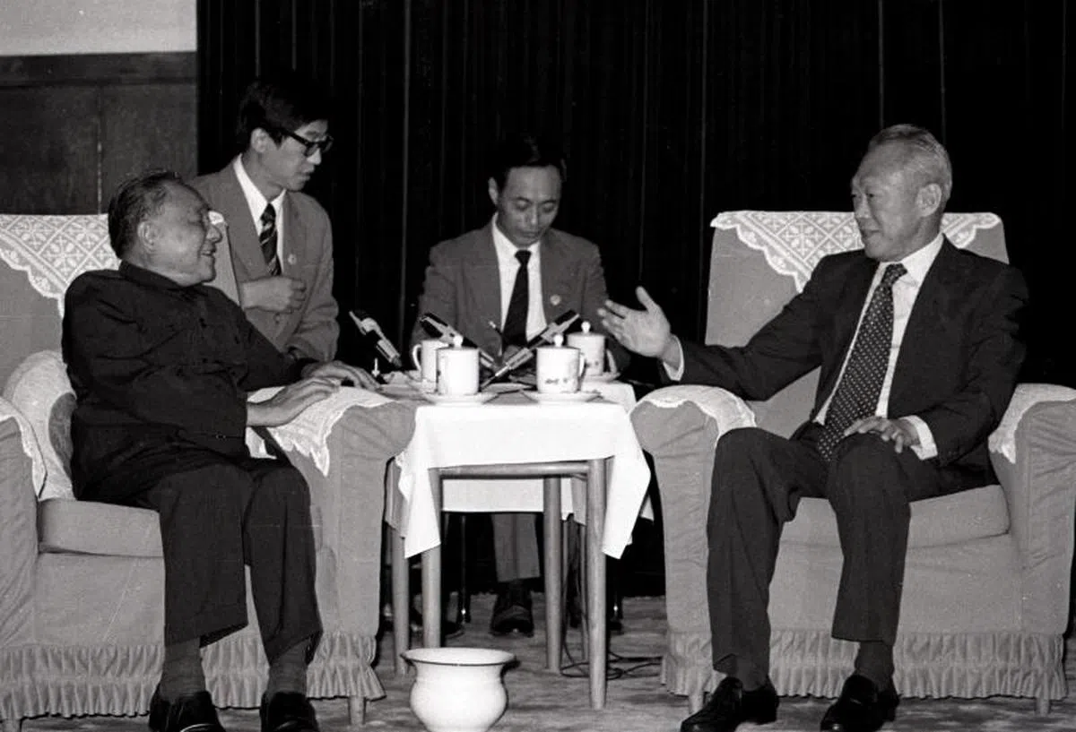  1985年9月13日至25日，时任我国总理李光耀率团第三次访问中国，9月20日与邓小平在人民大会堂见面。（联合早报） 