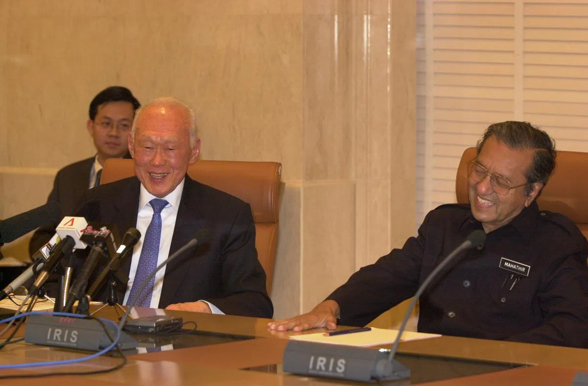  （2001年时的李光耀（左）与马哈迪（右）。（海峡时报）） 