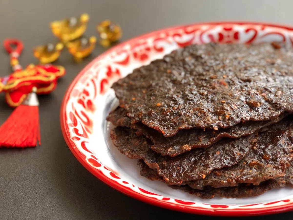 新加坡猪肉干是游客最爱带回家的伴手礼。（海峡时报）