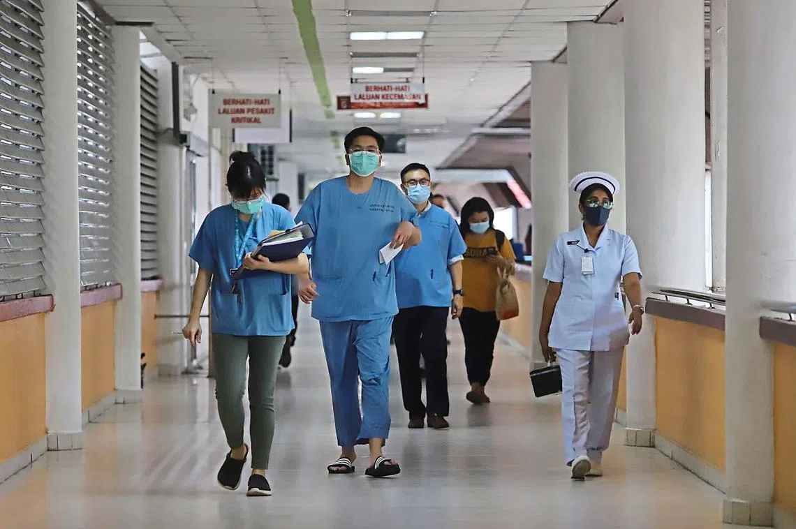 一则招聘马国籍医生到新加坡工作的招聘广告近日在马国引起热议。（星报示意图）