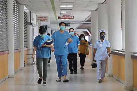 一则招聘马国籍医生到新加坡工作的招聘广告近日在马国引起热议。（星报示意图）