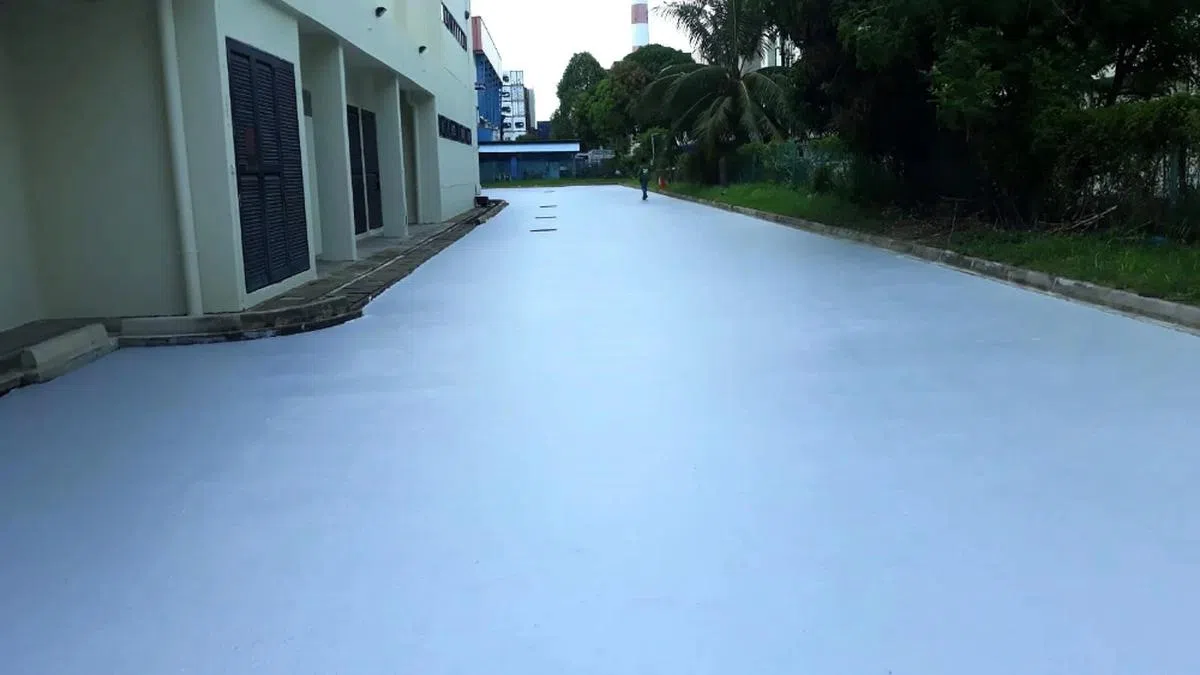 隔热漆除了可用来粉刷墙面，漆在路面和屋顶也能达到降温效果。（南大）