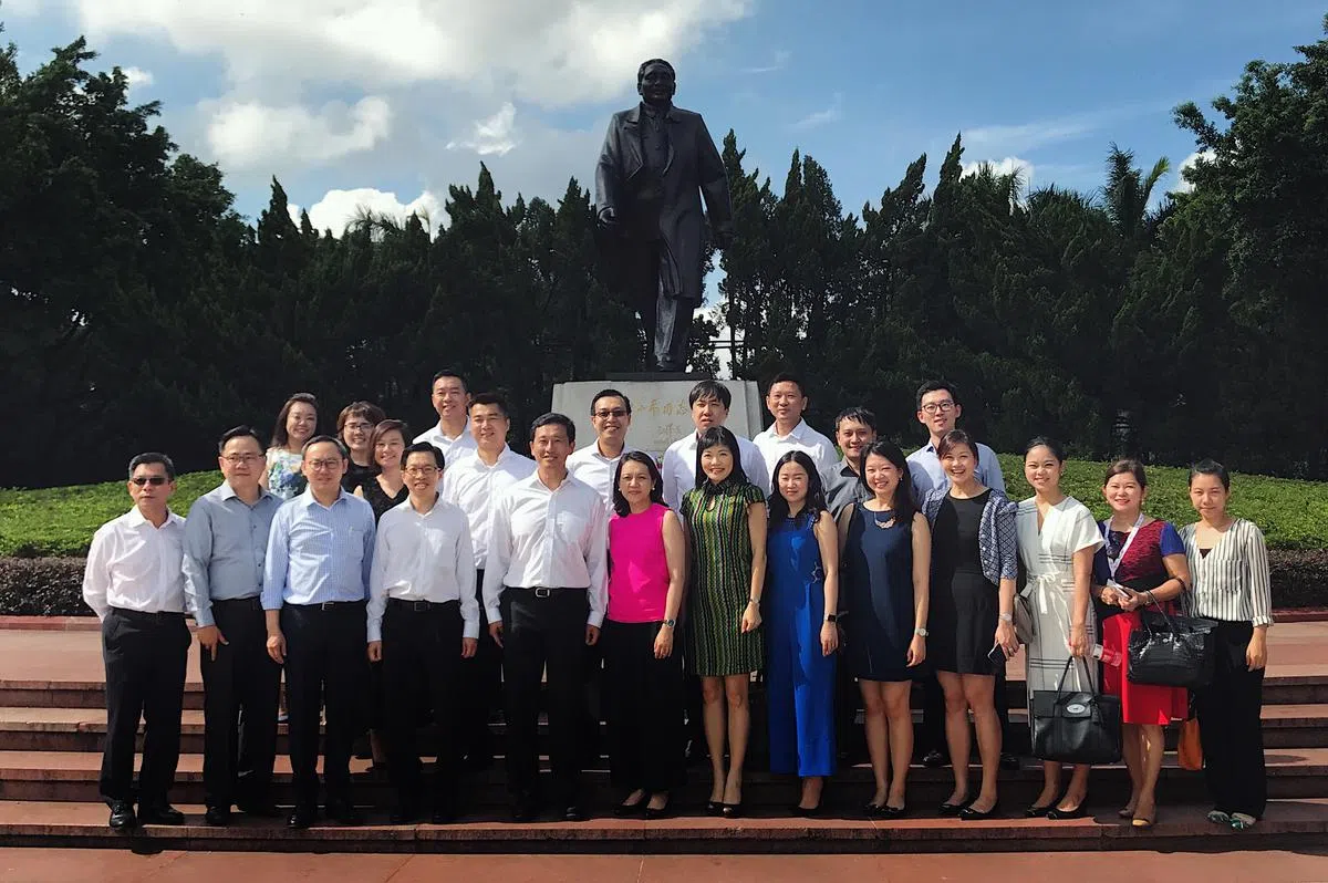  王乙康（前排左五）率团在邓小平铜像前合影。（联合早报） 