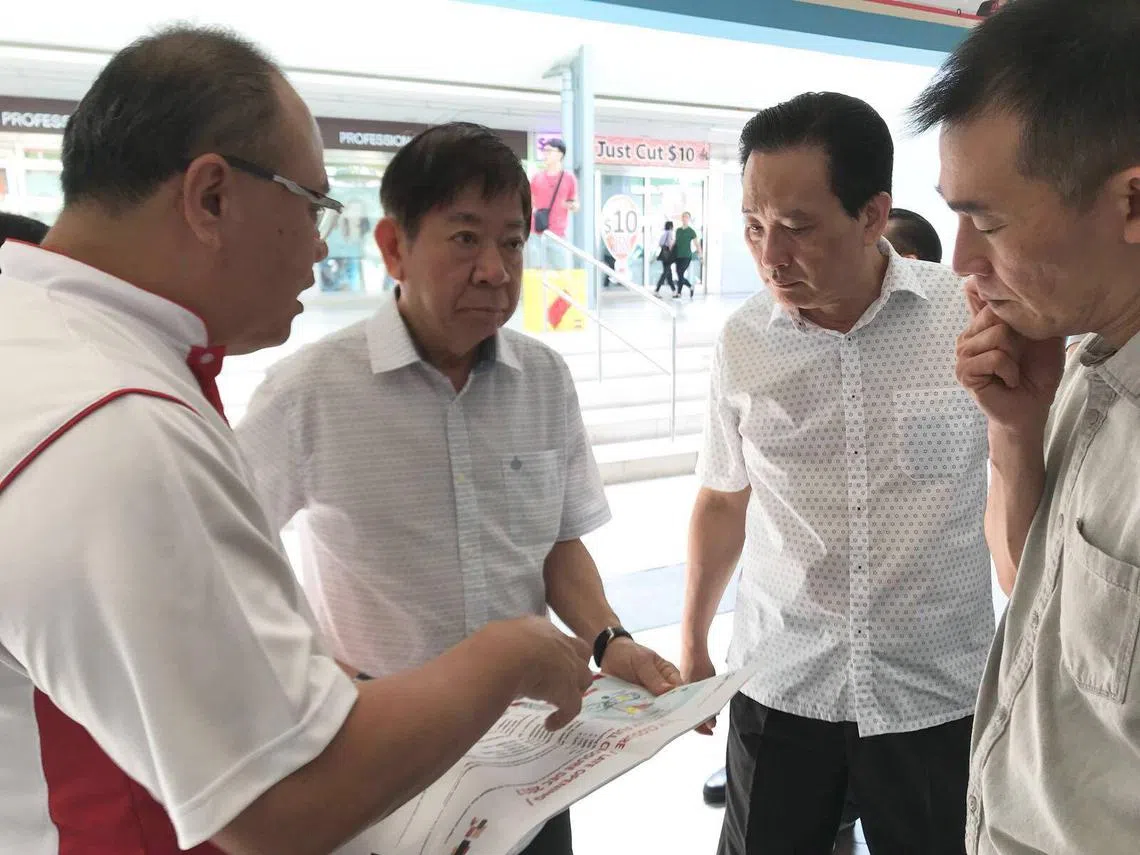 交通部长许文远（左二）和SMRT主席佘文民（左三）下基层了解实际情况。（SMRT面簿）