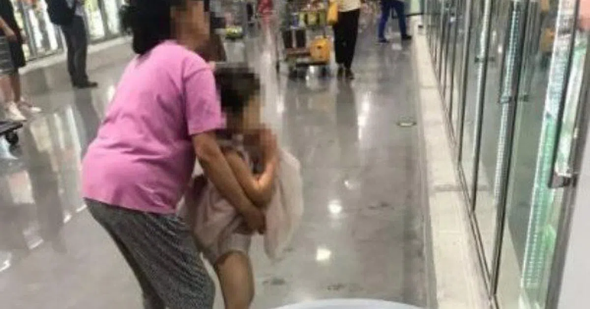  家长让小孩随地大小便。（南洋商报） 