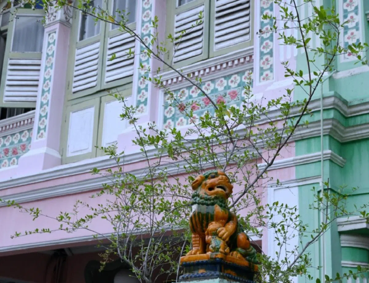 门前却是中式的石狮。（海峡时报）